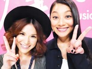 トーク収録直後のSuperfly（写真左）と小池栄子（右）。