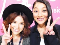 トーク収録直後のSuperfly（写真左）と小池栄子（右）。