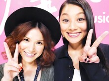 トーク収録直後のSuperfly（写真左）と小池栄子（右）。