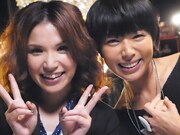 スタジオライブ収録直後のSuperfly（写真左）とSalyu（右）。