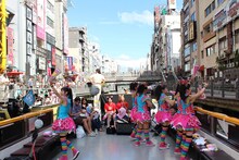 道頓堀を船で移動するチームしゃちほこ。