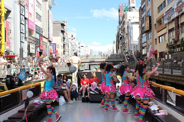 道頓堀を船で移動するチームしゃちほこ。