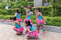 テレビ取材で「恋人はスナイパー」を披露するチームしゃちほこ。