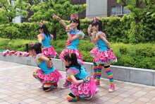 テレビ取材で「恋人はスナイパー」を披露するチームしゃちほこ。