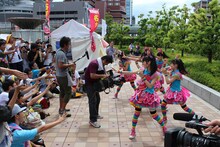 テレビ取材で「恋人はスナイパー」を披露するチームしゃちほこ。