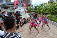 テレビ取材で「恋人はスナイパー」を披露するチームしゃちほこ。