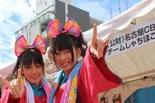 安藤ゆず（写真左）と大黒柚姫（右）。