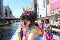 船で道頓堀を渡るチームしゃちほこ。