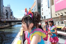 船で道頓堀を渡るチームしゃちほこ。