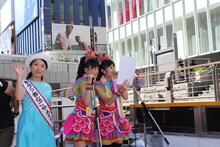 船で道頓堀を渡るチームしゃちほこ。