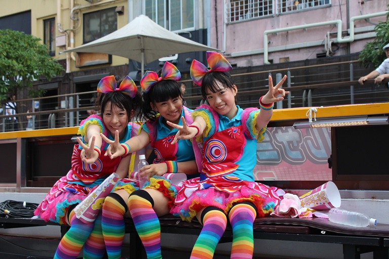写真左から大黒柚姫、坂本遥奈、伊藤千由李。