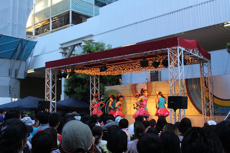 あべのHOOPでのライブの様子。