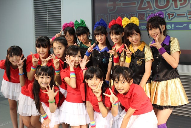 チームしゃちほこ（後列）とたこやきレインボー（前列）。