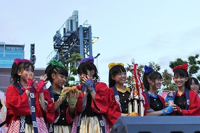 「ロコドルサミット 2012」審査員特別賞を受賞したチームしゃちほこ。