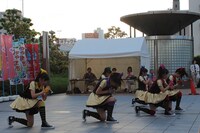 「ロコドルサミット 2012」メインステージでのライブの様子。