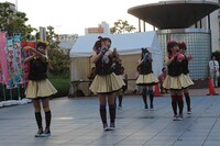 「ロコドルサミット 2012」メインステージでのライブの様子。