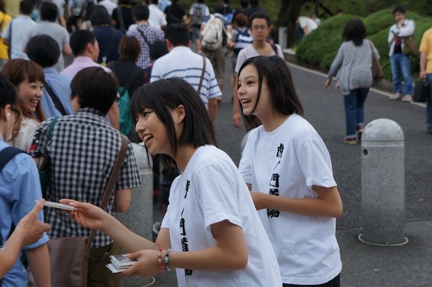 写真は9月18日のティッシュ配りの模様。