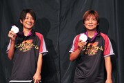 ロンドン五輪の銀メダルを手にする近賀ゆかり選手、大野忍選手（写真左から）。 (C) 2012 LIONS GATE FILMS INC. ALL RIGHTS RESERVED.