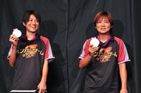 ロンドン五輪の銀メダルを手にする近賀ゆかり選手、大野忍選手（写真左から）。 (C) 2012 LIONS GATE FILMS INC. ALL RIGHTS RESERVED.