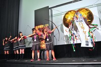 弓矢を使ってくす玉を割るゲストの5人。 (C) 2012 LIONS GATE FILMS INC. ALL RIGHTS RESERVED.