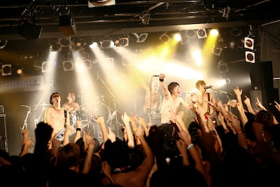 写真は9月19日のライブイベント「Naked LIVE」のワンシーン。