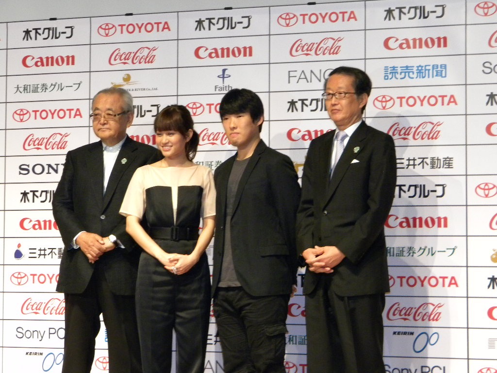 東京国際映画祭の記者会見に登壇したチェアマン・依田巽、アンバサダー・前田敦子、松江哲明監督、公益財団法人ユニジャパン 理事長・高井英幸。