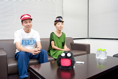 やついいちろうと対談するハンバート ハンバート。左から佐藤良成（G, Violin, Vo）、佐野遊穂（Vo, Harmonica）。