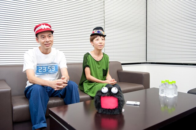 やついいちろうと対談するハンバート ハンバート。左から佐藤良成（G, Violin, Vo）、佐野遊穂（Vo, Harmonica）。