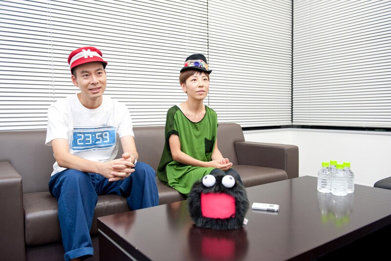 やついいちろうと対談するハンバート ハンバート。左から佐藤良成(G, Violin, Vo)、佐野遊穂(Vo, Harmonica)。