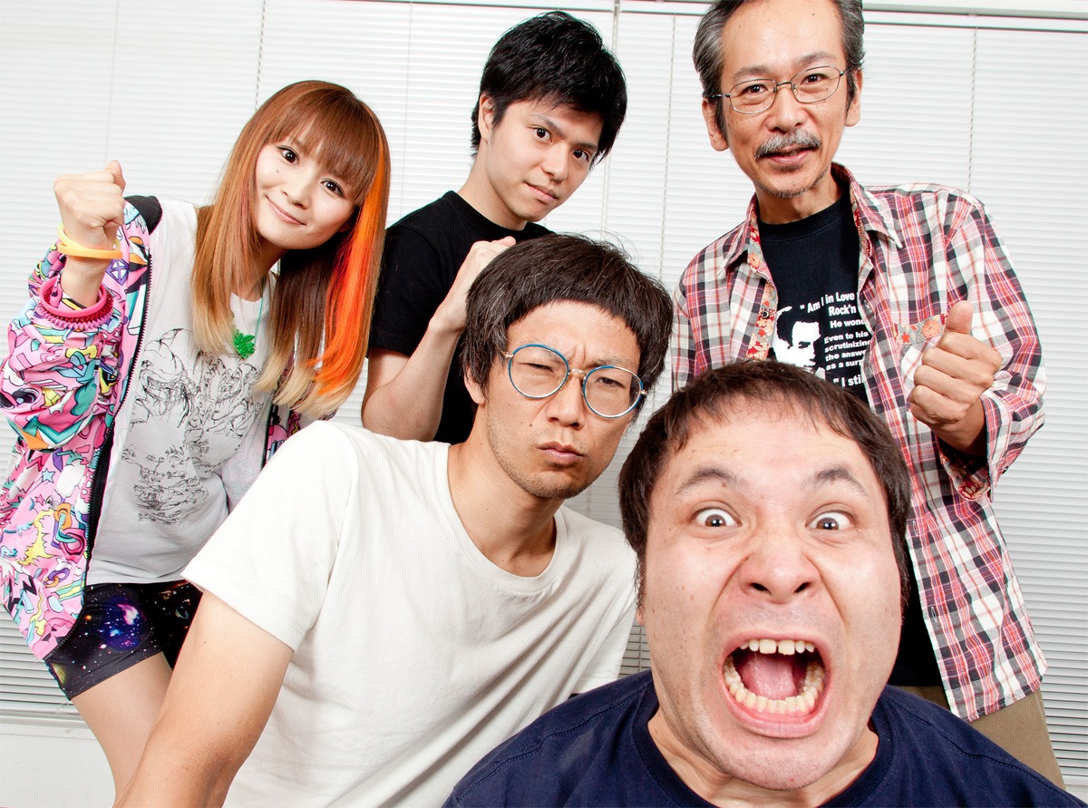 写真はSILLYTHING「SUNSET HEART ATTACK」の参加アーティスト陣。