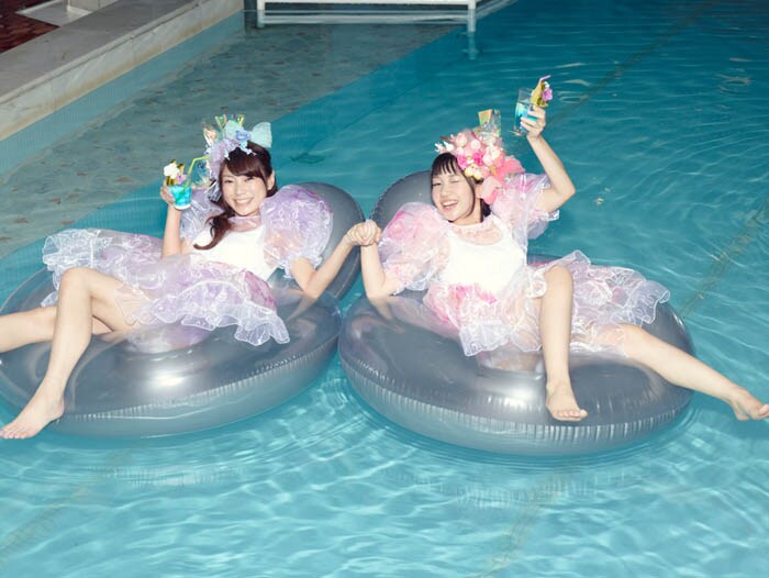 ミニアルバム「バンドじゃないもん!」のブックレットに掲載される写真のアザーカット。