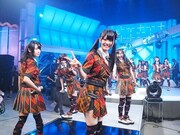 セットへの移動中、カメラにピースサインを向ける菅なな子（写真中央）。