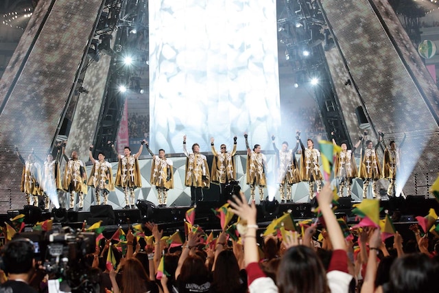 写真は「EXILE TRIBE LIVE TOUR 2012 ～TOWER OF WISH～」のライブのワンシーン。