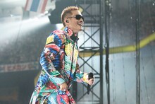 写真は「EXILE TRIBE LIVE TOUR 2012 ～TOWER OF WISH～」のライブのワンシーン。