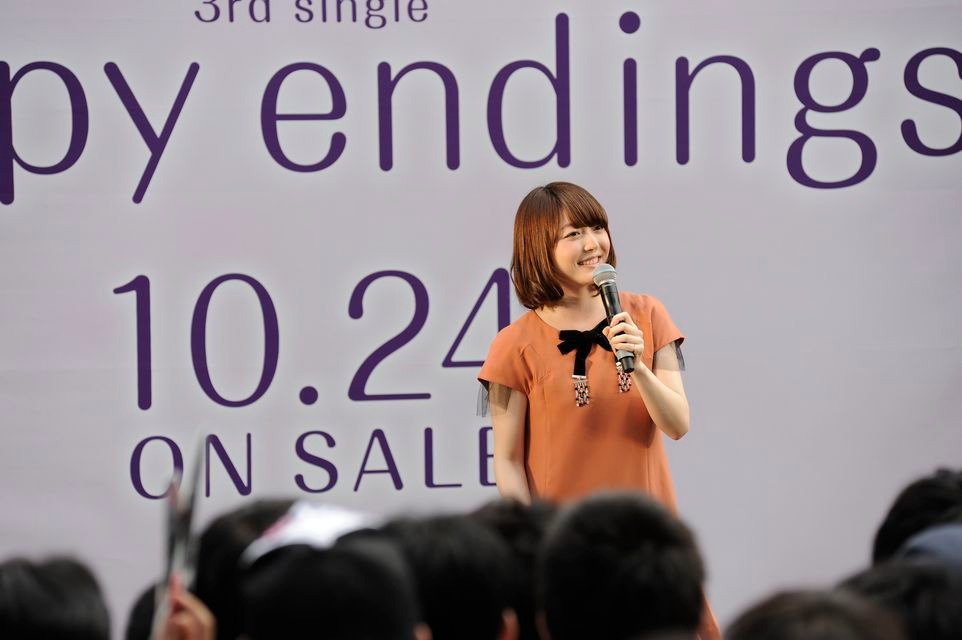 写真は9月15日に東京・新宿駅前ステーションスクエアにて行われたサプライズライブの様子。