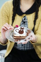 パセラの期間限定メニュー「エイプリル男爵のおっきなティラミス」。