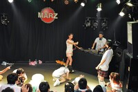 拳銃のサンプリング音でステージ上のメンバーを次々撃ち倒すリリスクmei。