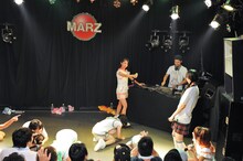 拳銃のサンプリング音でステージ上のメンバーを次々撃ち倒すリリスクmei。