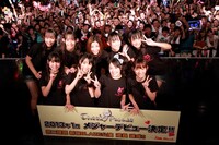 新宿BLAZE公演にて、観客を背に記念撮影をするCheeky Parade。