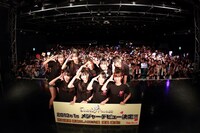 新宿BLAZE公演にて、観客を背に記念撮影をするCheeky Parade。
