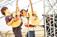 岸田繁（くるり / 写真左）、後藤正文（ASIAN KUNG-FU GENERATION / 右）