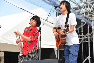 ファンファン（くるり / 写真左）、小山田壮平（andymori / 写真右）