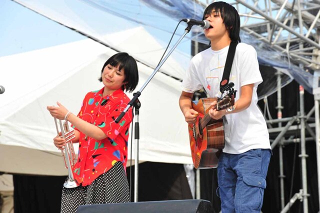 ファンファン（くるり / 写真左）、小山田壮平（andymori / 写真右）