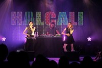 HALCALIのライブパフォーマンスの様子。