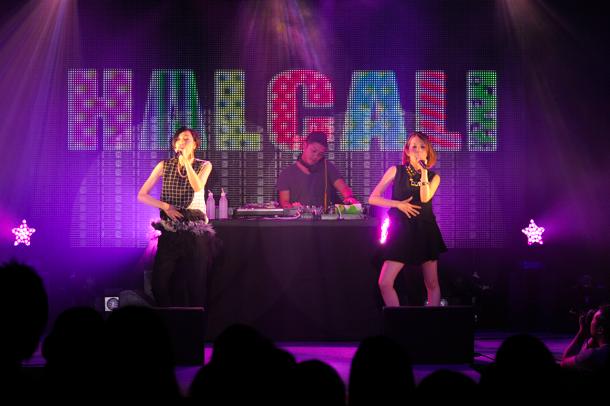 HALCALIのライブパフォーマンスの様子。