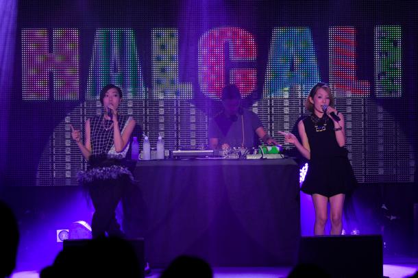 HALCALIのライブパフォーマンスの様子。