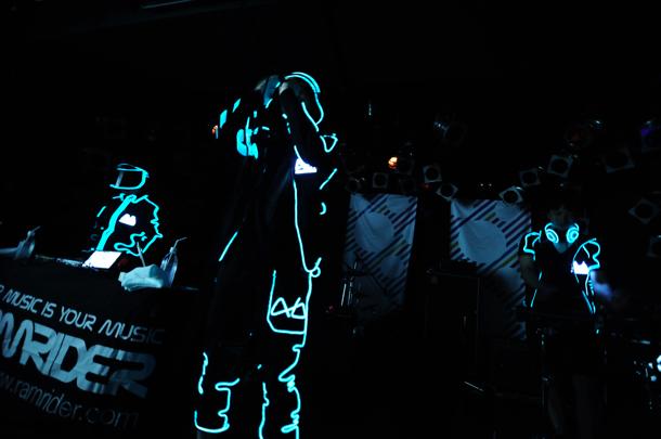 RAM RIDERのライブパフォーマンスの様子。
