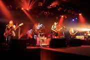 SCANDALのライブパフォーマンスの様子。