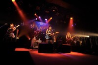 SCANDALのライブパフォーマンスの様子。