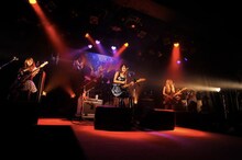 SCANDALのライブパフォーマンスの様子。